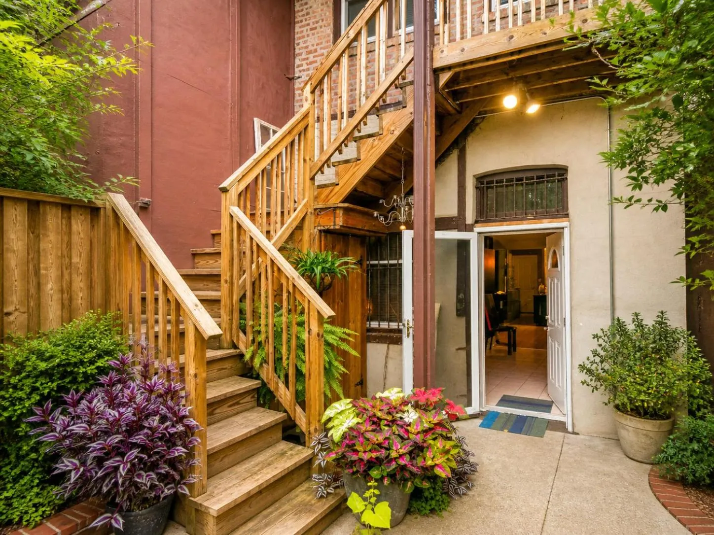 Garden in House 5863- Chicago's Premier Bed and Breakfast