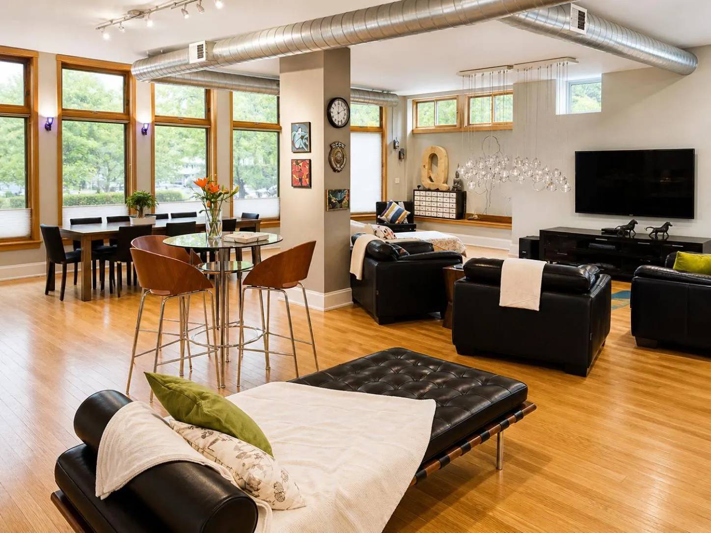 Living room in House 5863- Chicago's Premier Bed and Breakfast