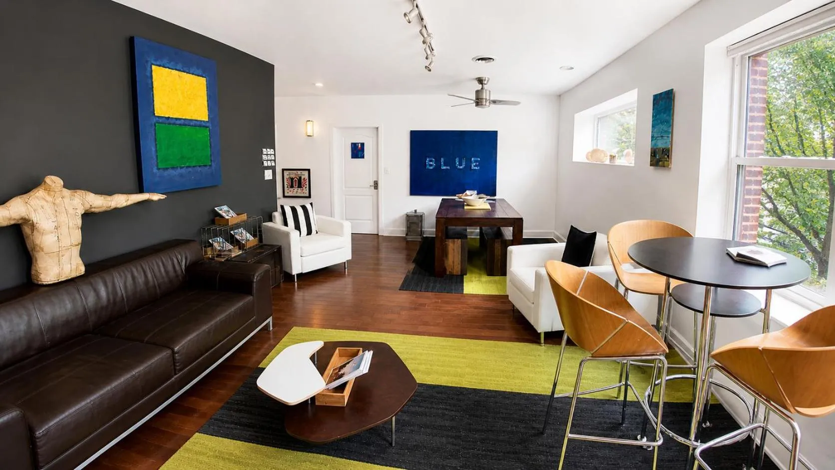 Communal lounge/ TV room in House 5863- Chicago's Premier Bed and Breakfast