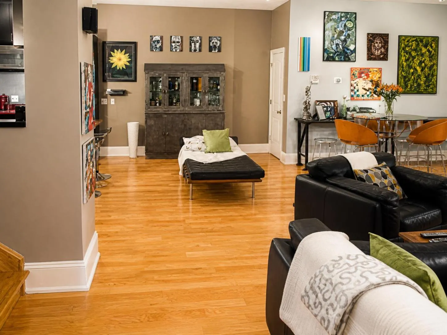 Living room in House 5863- Chicago's Premier Bed and Breakfast