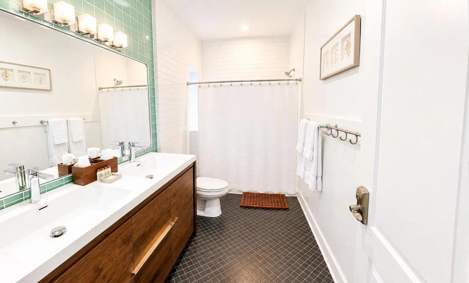 Bathroom in House 5863- Chicago's Premier Bed and Breakfast