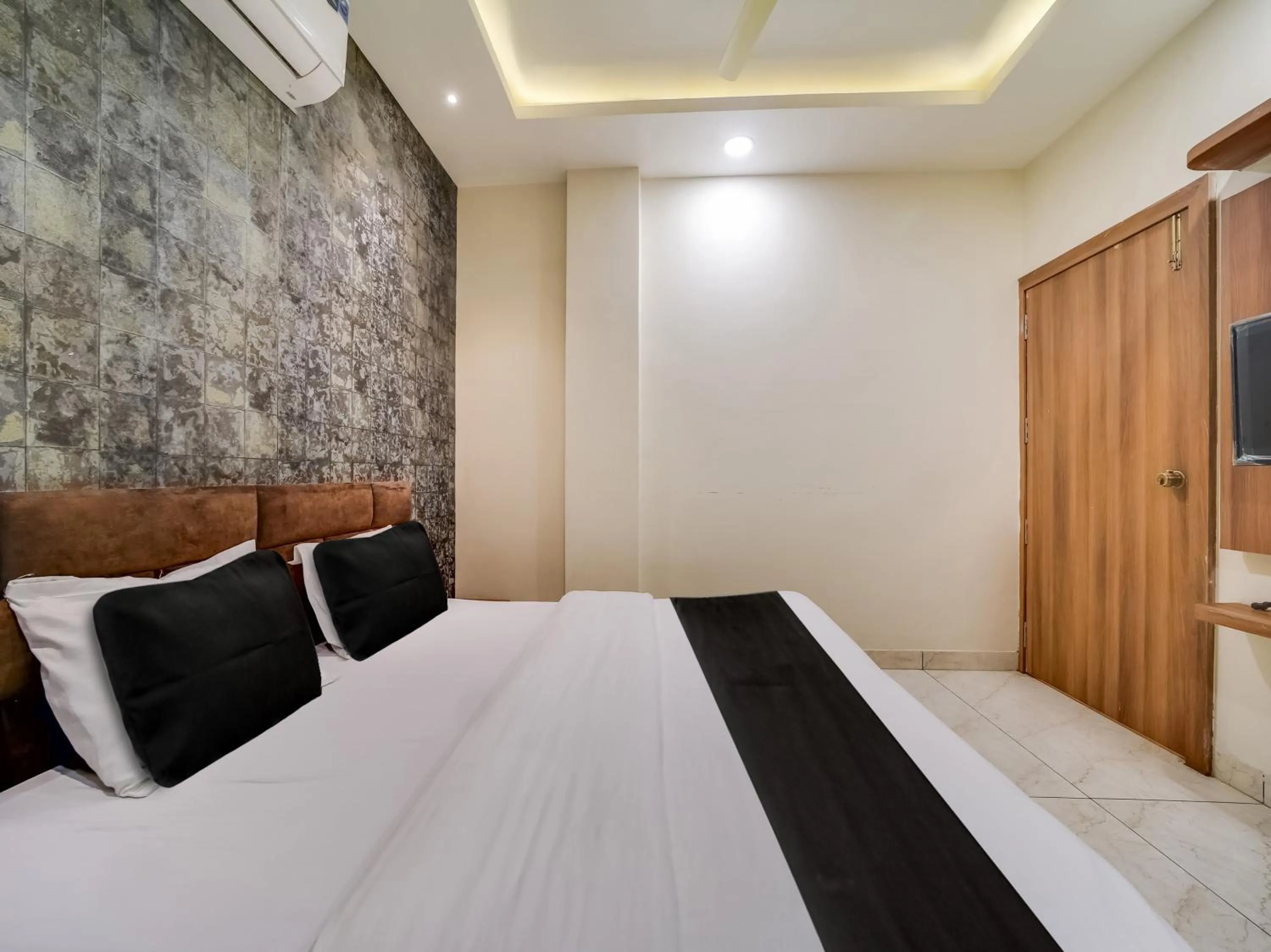 Bedroom, Bed in Hotel O Zamzam Residency