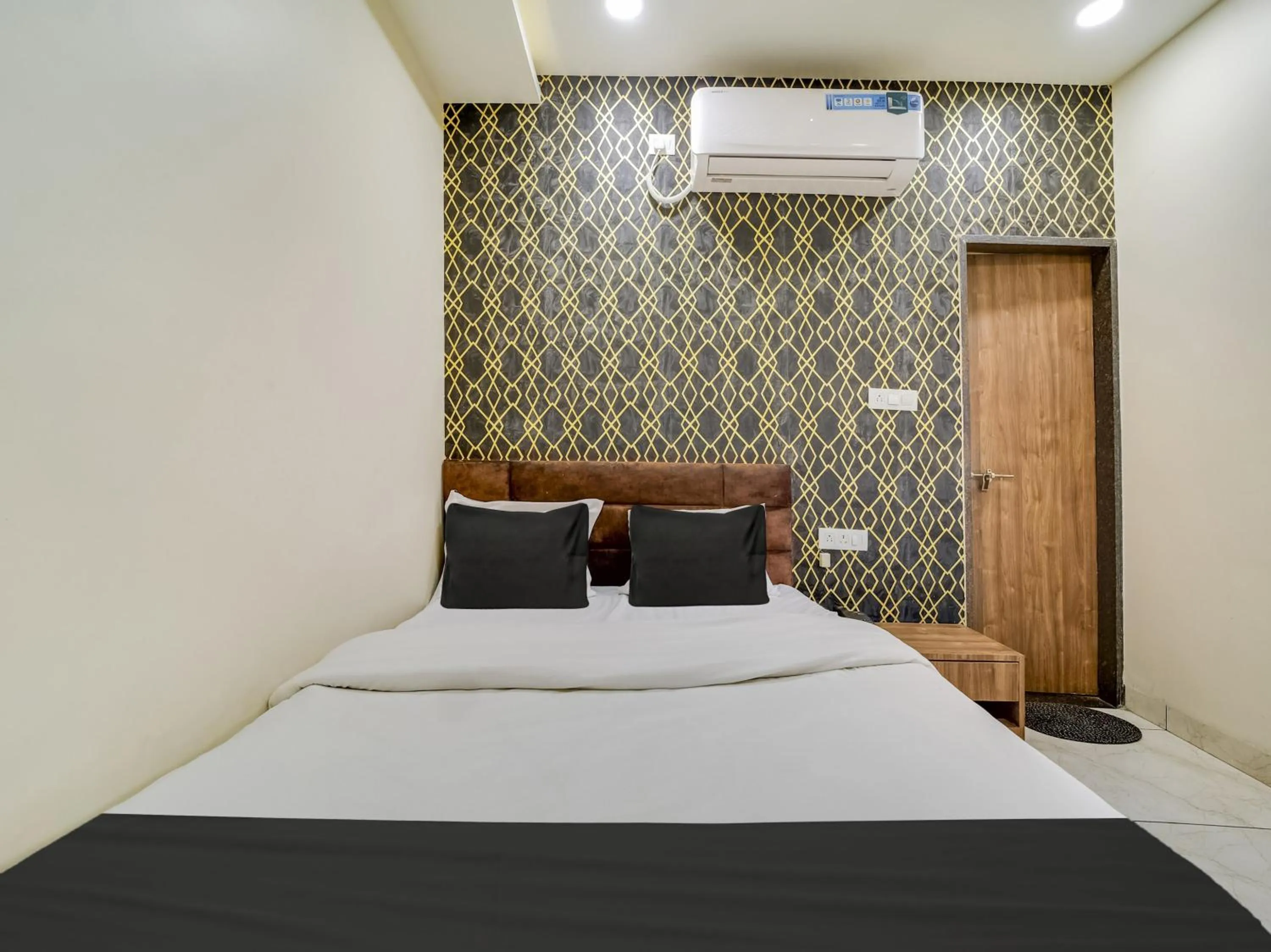 Bedroom, Bed in Hotel O Zamzam Residency