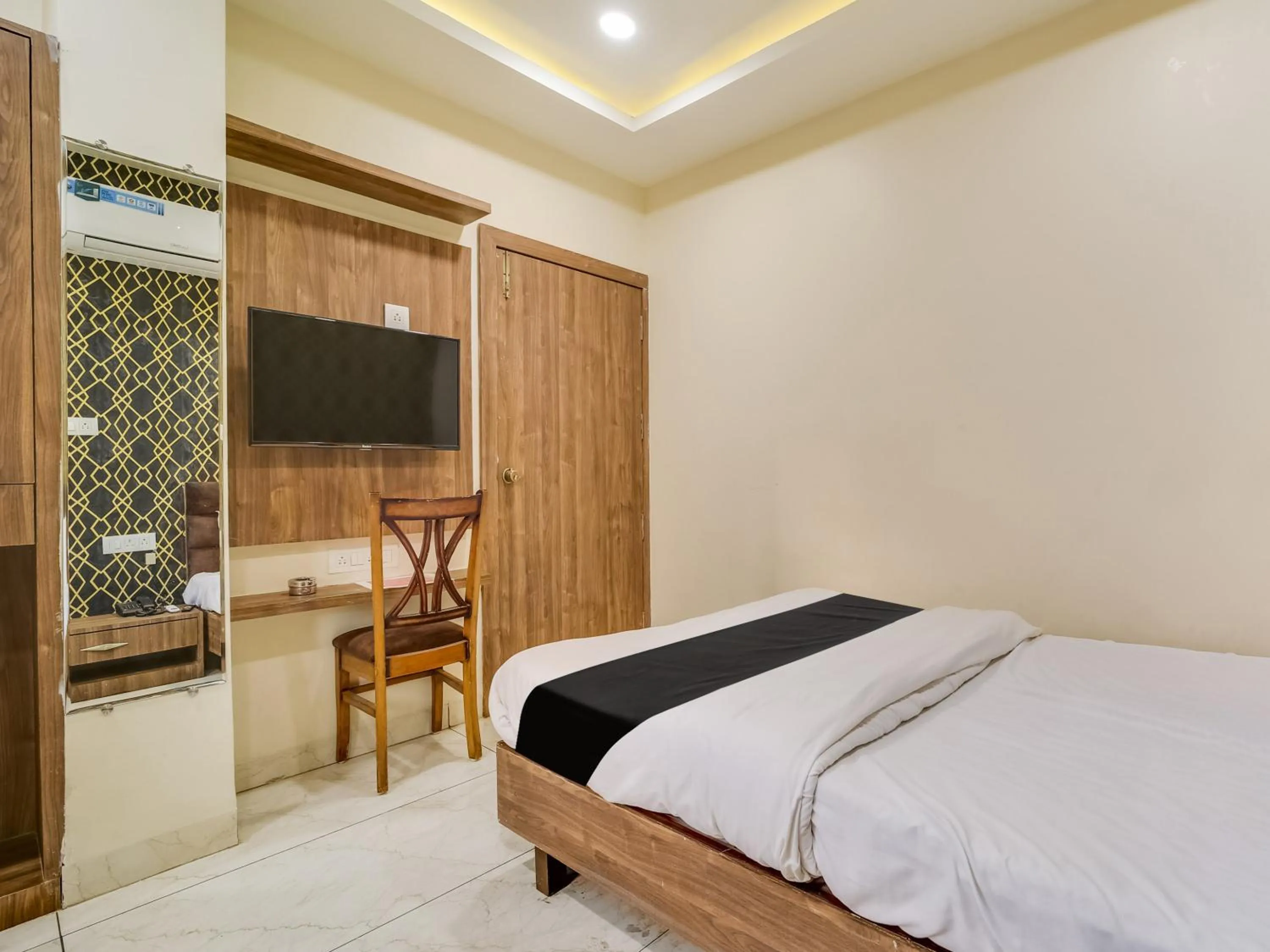 Bedroom, Bed in Hotel O Zamzam Residency