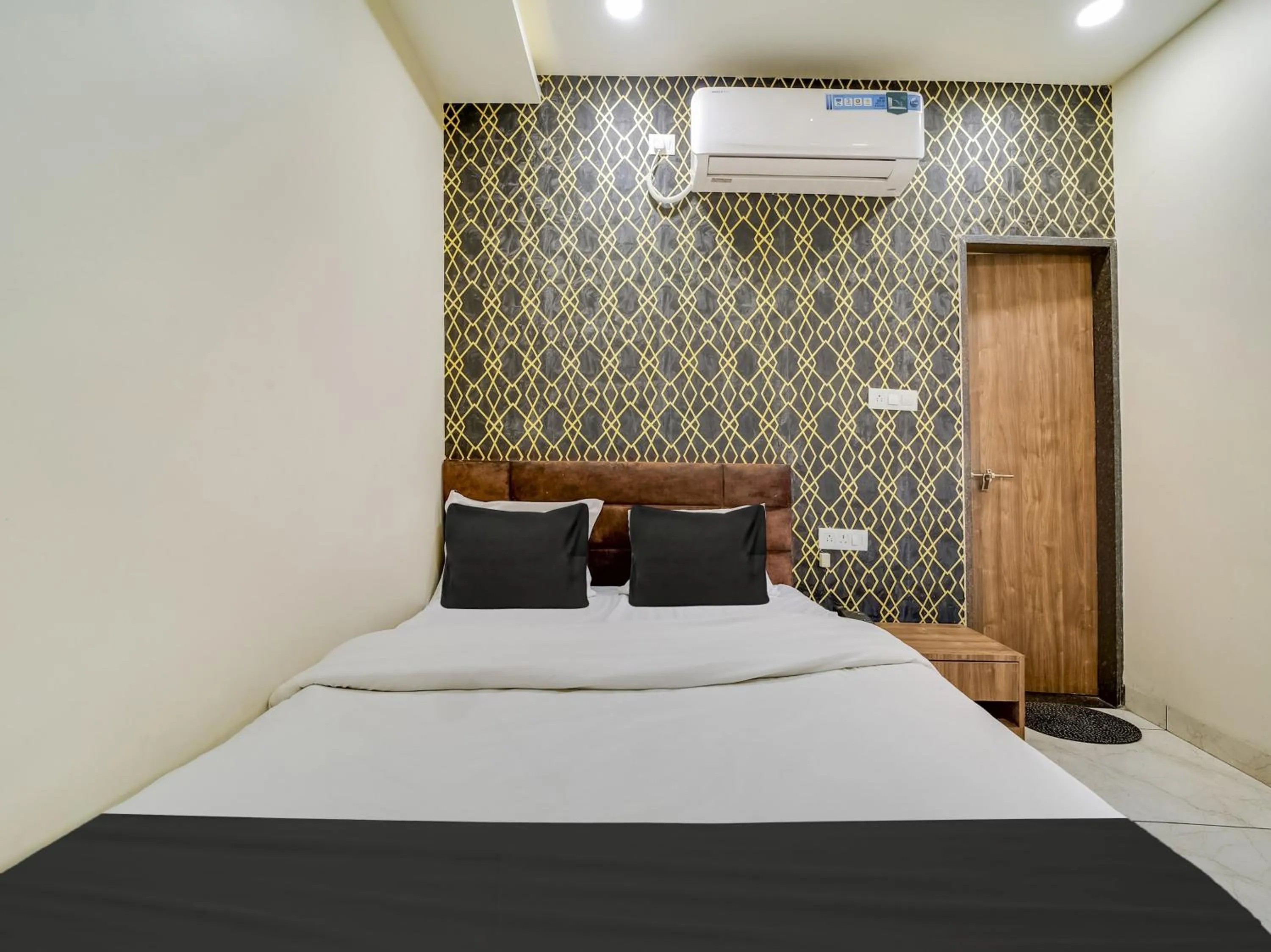 Bedroom, Bed in Hotel O Zamzam Residency