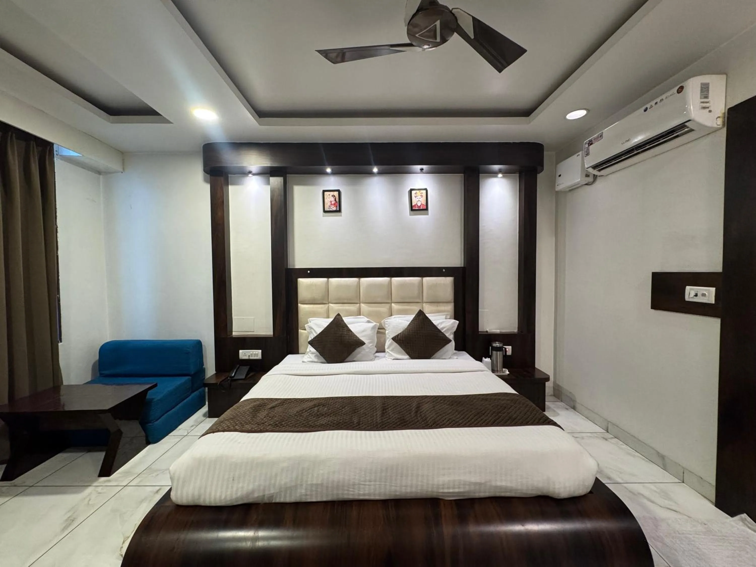Bedroom, Bed in Hotel Galaxy,Katra