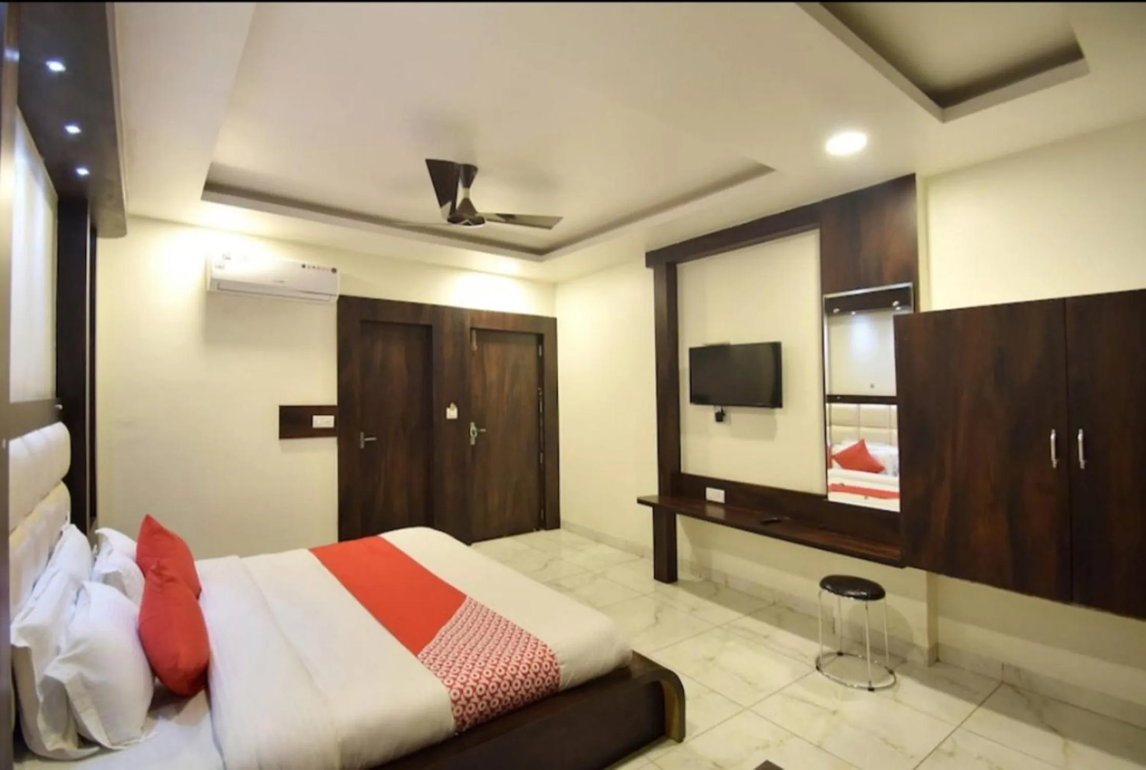 Communal lounge/ TV room, Bed in OYO 4608 Hotel Galaxy