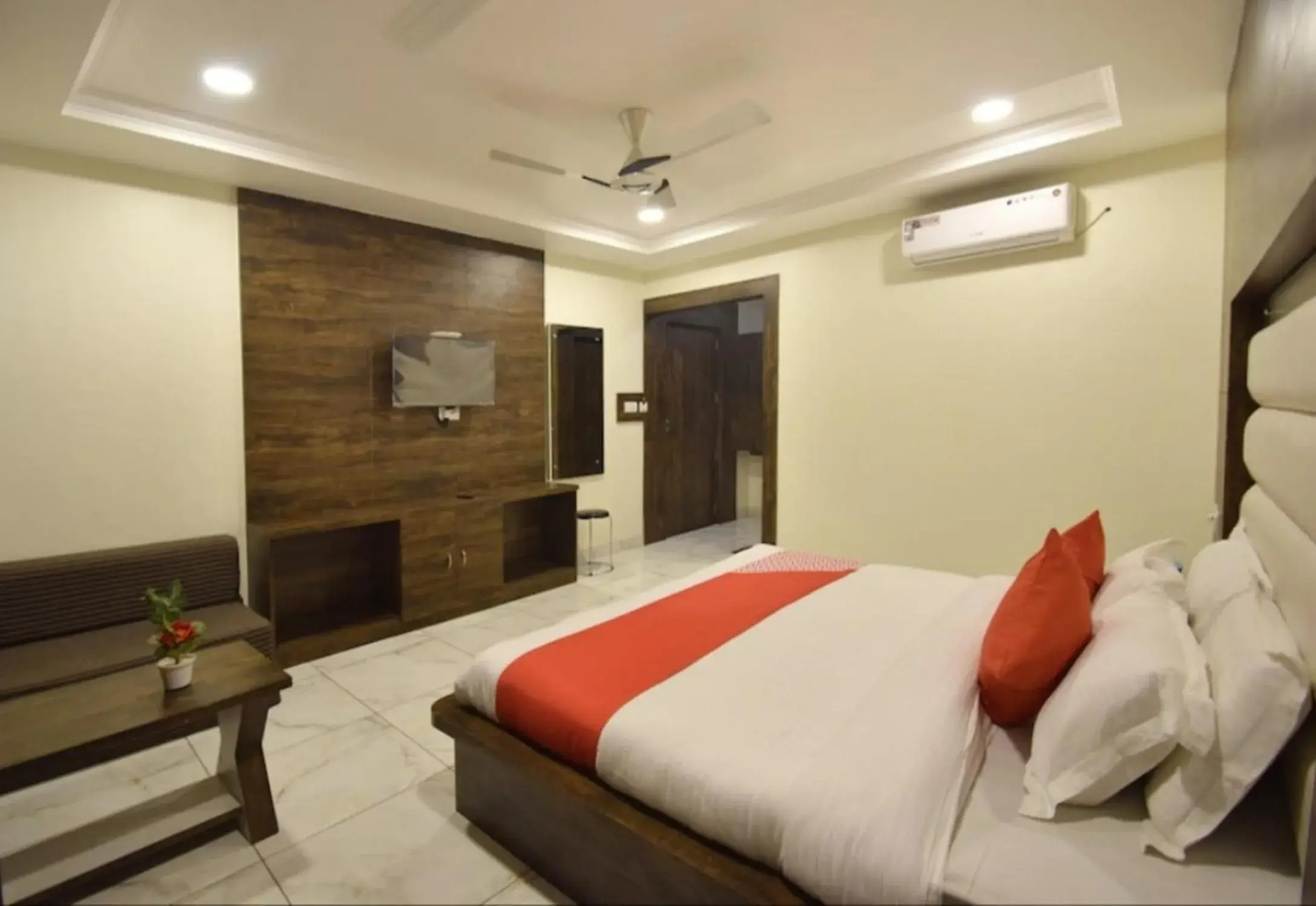 Superior King Room - single occupancy in Hotel Galaxy,Katra Superior King Room - single occupancy in Hotel Galaxy,Katra