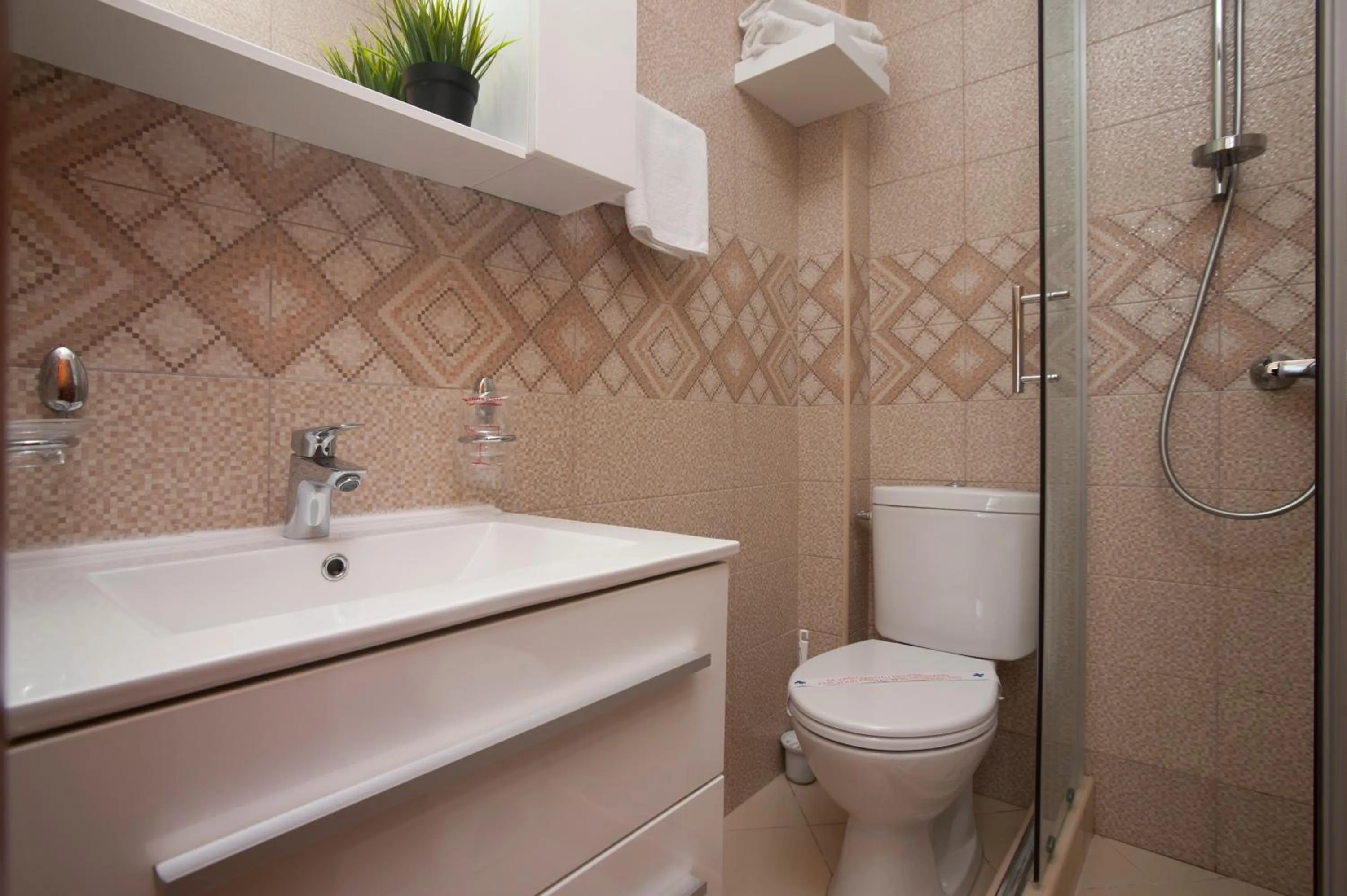 Shower in Guest House Medin