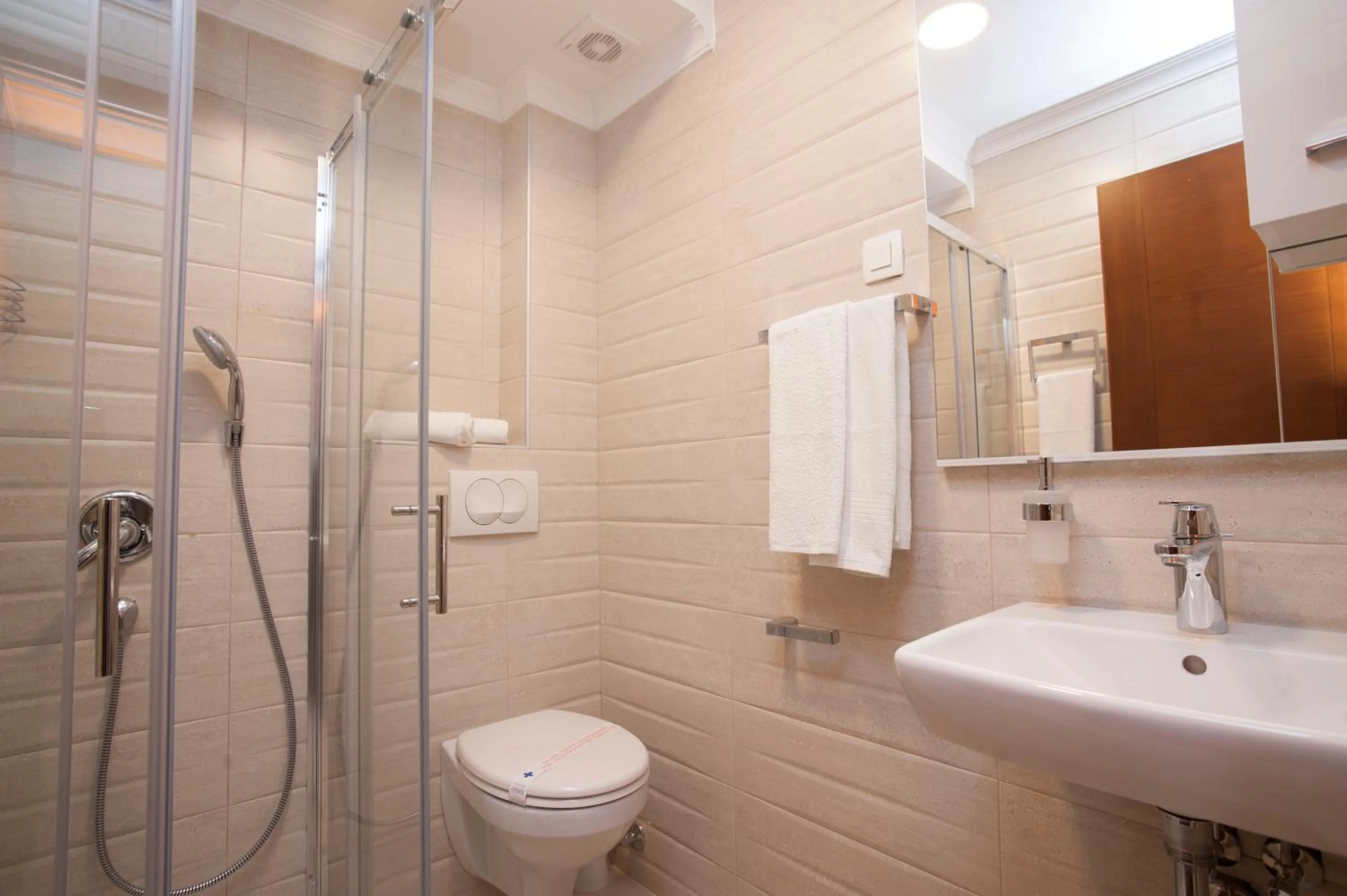 Shower in Guest House Medin