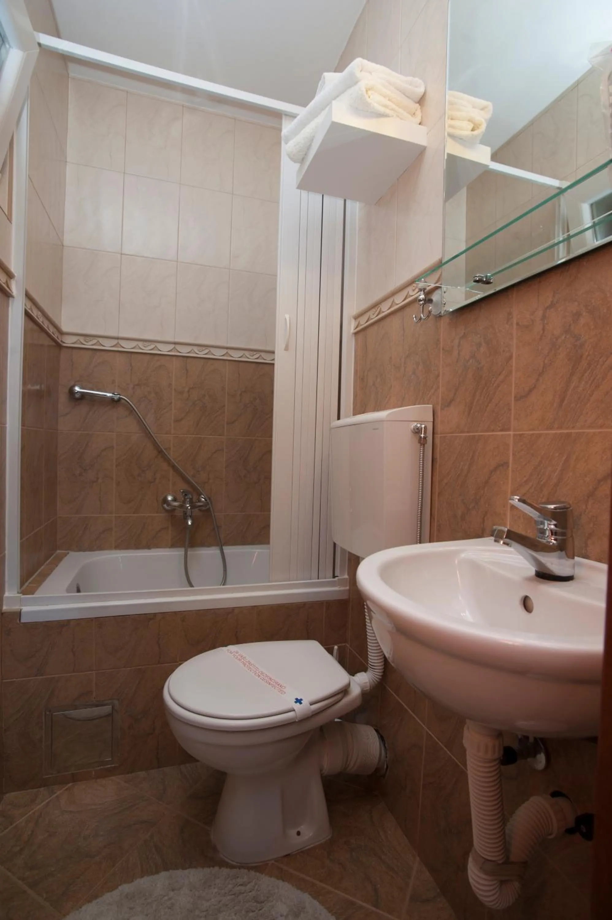 Shower in Guest House Medin