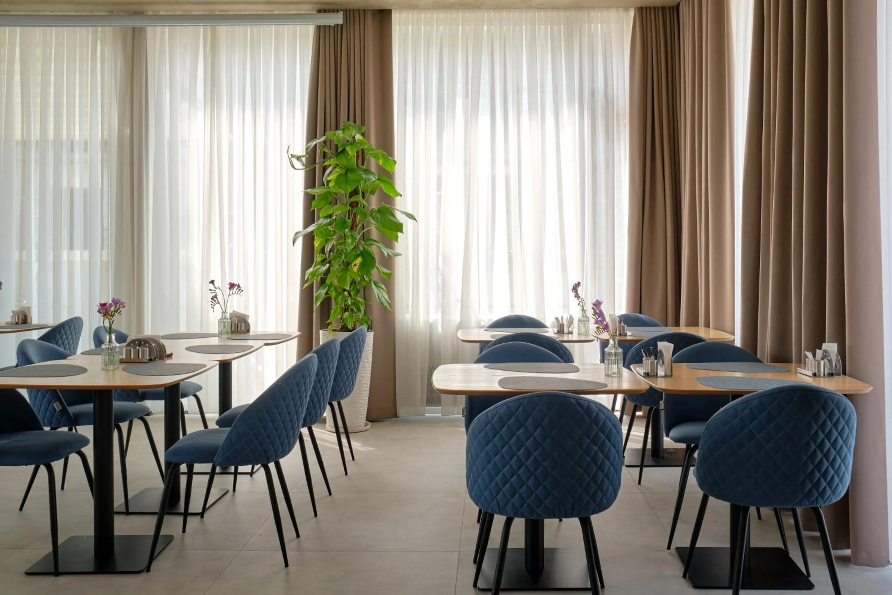 Restaurant/places to eat in STYLO Residences & Suites