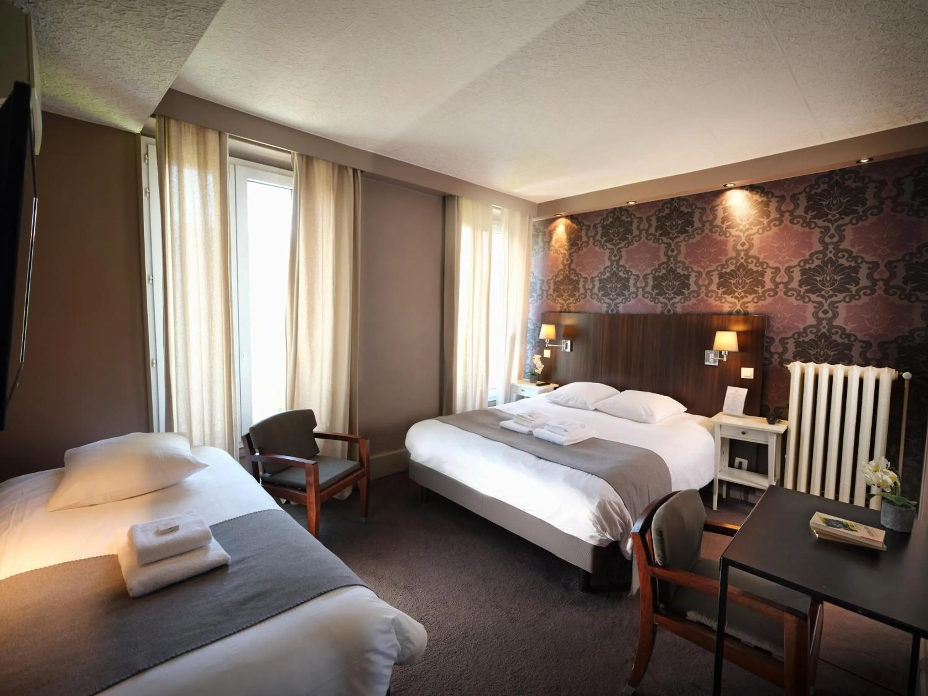 Photo of the whole room, Bed in Hotel Les Negociants