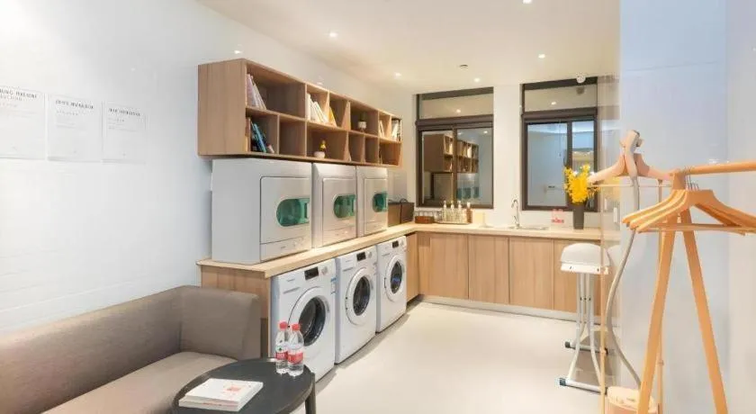 Atour Hotel Huzhou Changxing Changhai Road