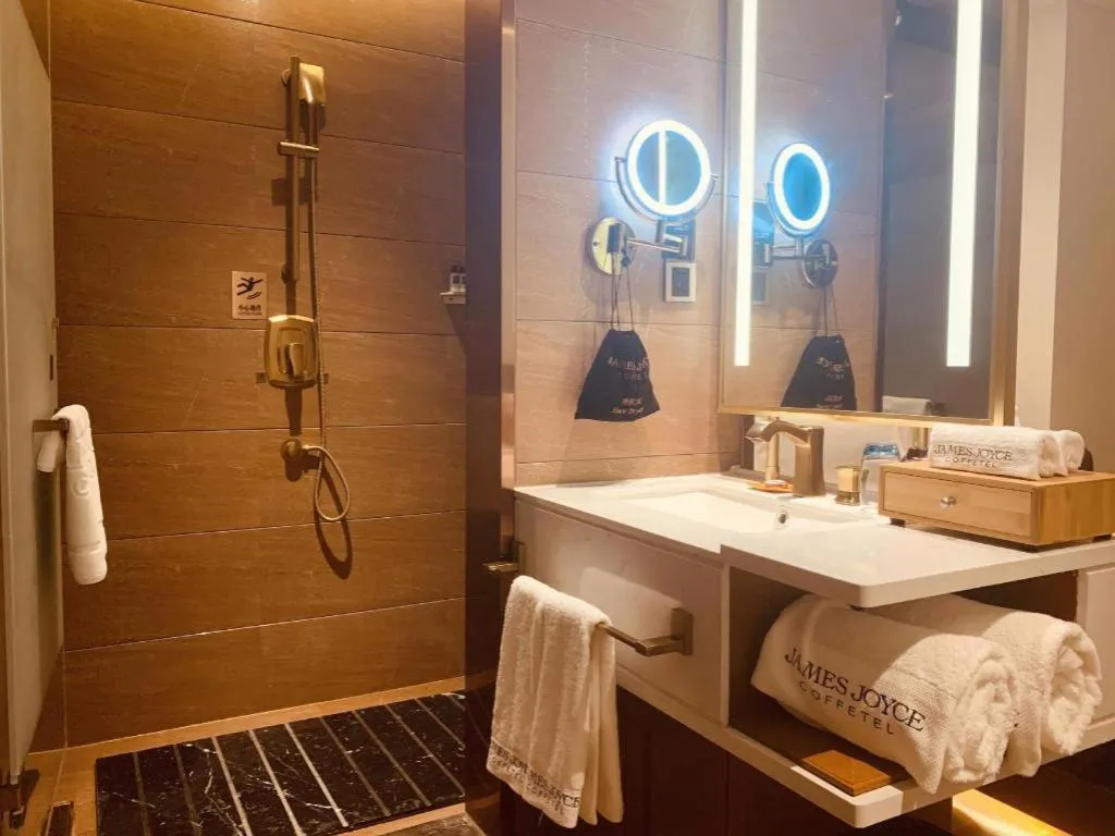 James Joyce Coffetel Anyang Railway Station Wenfeng Avenue Yinxu Scenic Spot