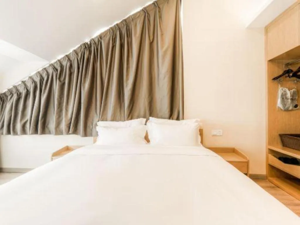 Bed in ZMAX Hotels Wuhan East Lake