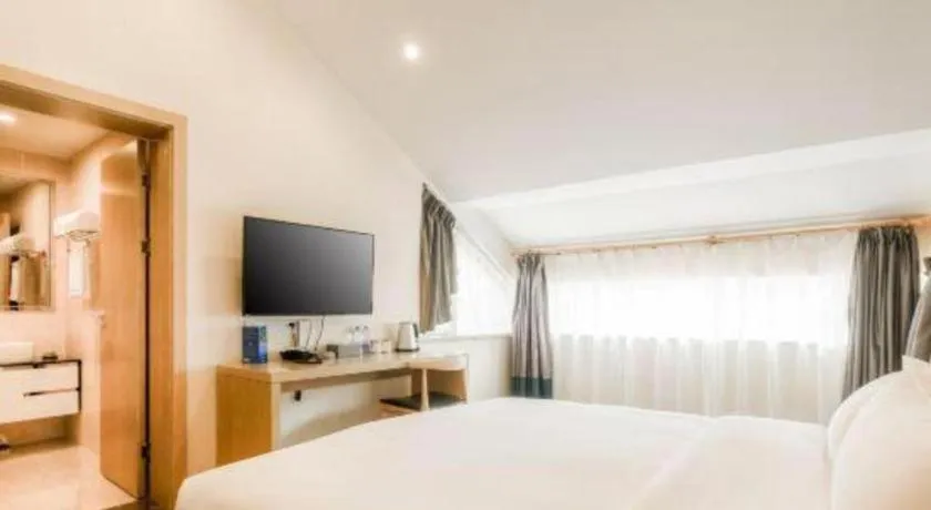 Bed in ZMAX Hotels Wuhan East Lake