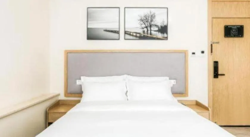 Bed in ZMAX Hotels Wuhan East Lake