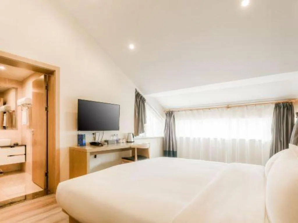 Bed in ZMAX Hotels Wuhan East Lake