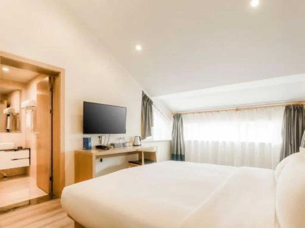 Bed in ZMAX Hotels Wuhan East Lake