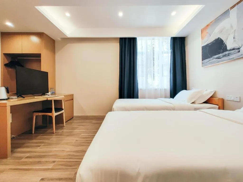 Bed in ZMAX Hotels Wuhan East Lake