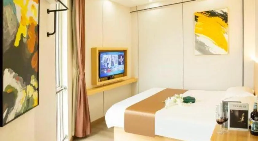 Bed in Guilin Wanjing Hotel