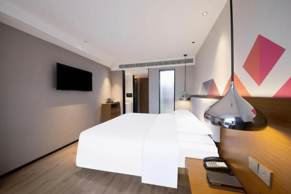 Bed in Borrman Hotel Zhanjiang Wuchuan Jinsha Plaza