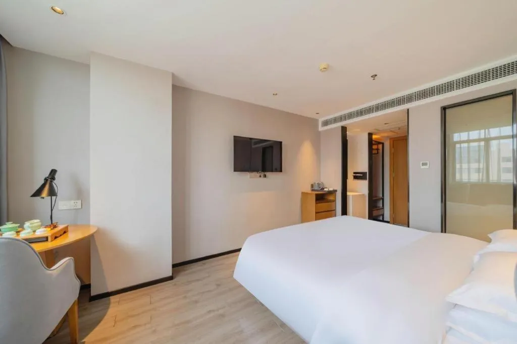 Bed in Borrman Hotel Zhanjiang Wuchuan Jinsha Plaza