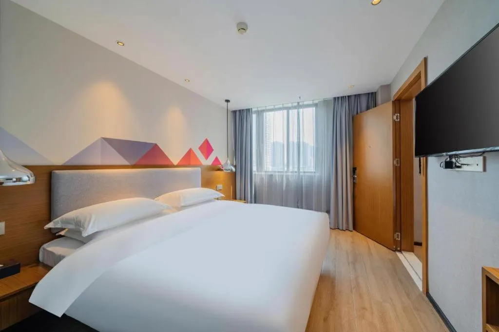 Bed in Borrman Hotel Zhanjiang Wuchuan Jinsha Plaza