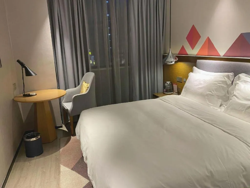 Bed in Borrman Hotel Zhanjiang Wuchuan Jinsha Plaza