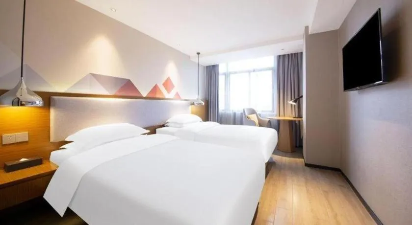 Bed in Borrman Hotel Zhanjiang Wuchuan Jinsha Plaza