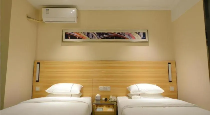 Bed in City Comfort Inn Wuhan Qingshan Jianshi Qingyiju Metro Station