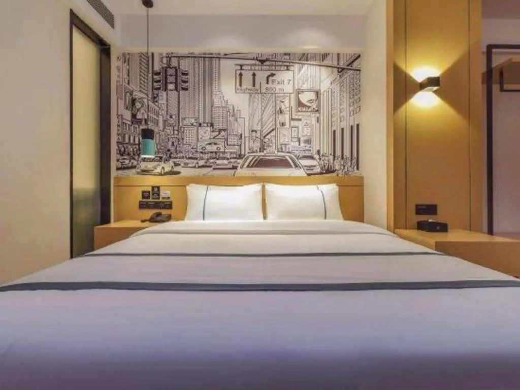 Bed in City Comfort Inn Zhuhai Doumen Daxin Xinduhui Pedestrian Street