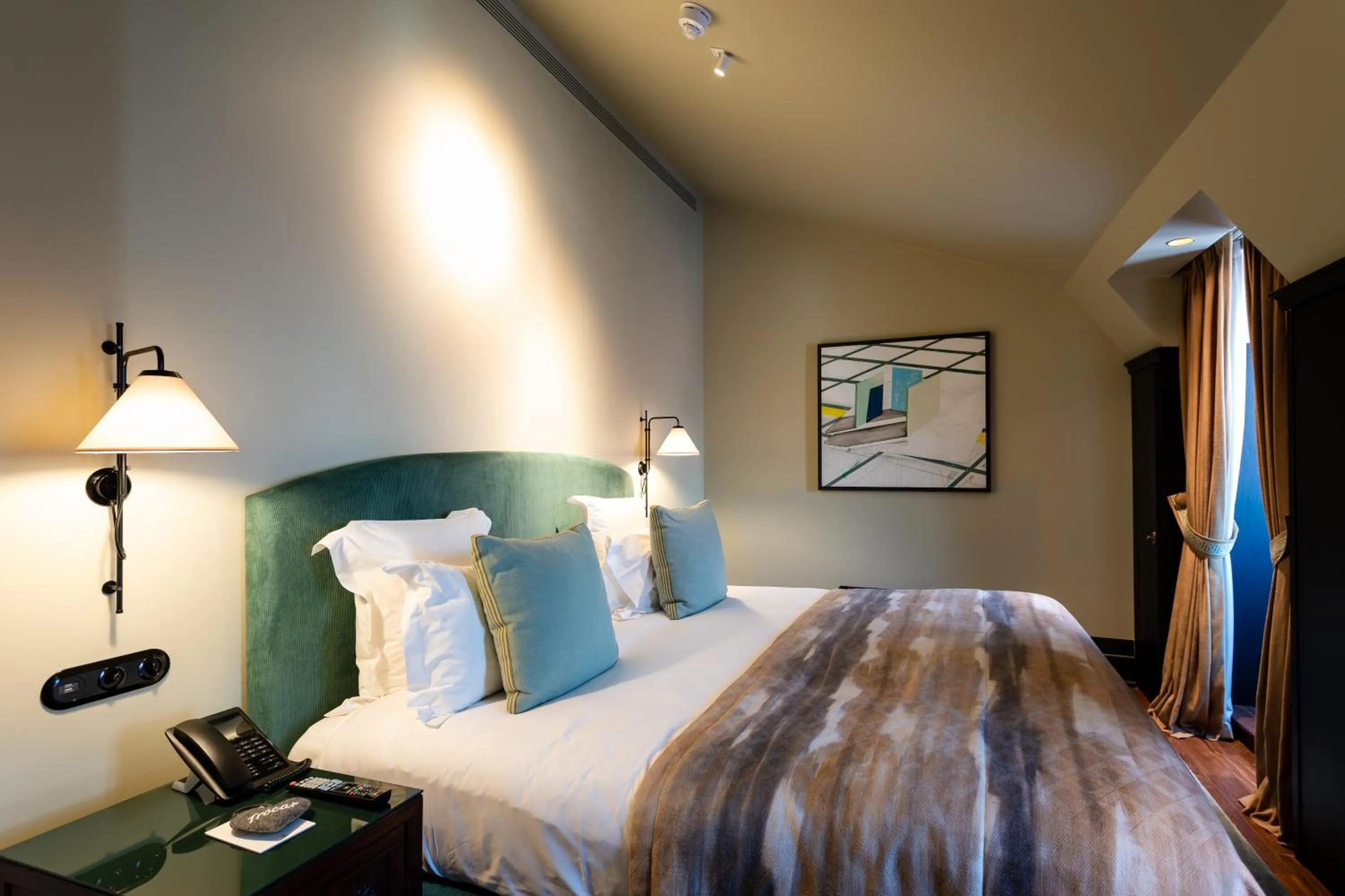 Bedroom, Bed in Valverde Lisboa Hotel & Garden - Relais & Chateaux