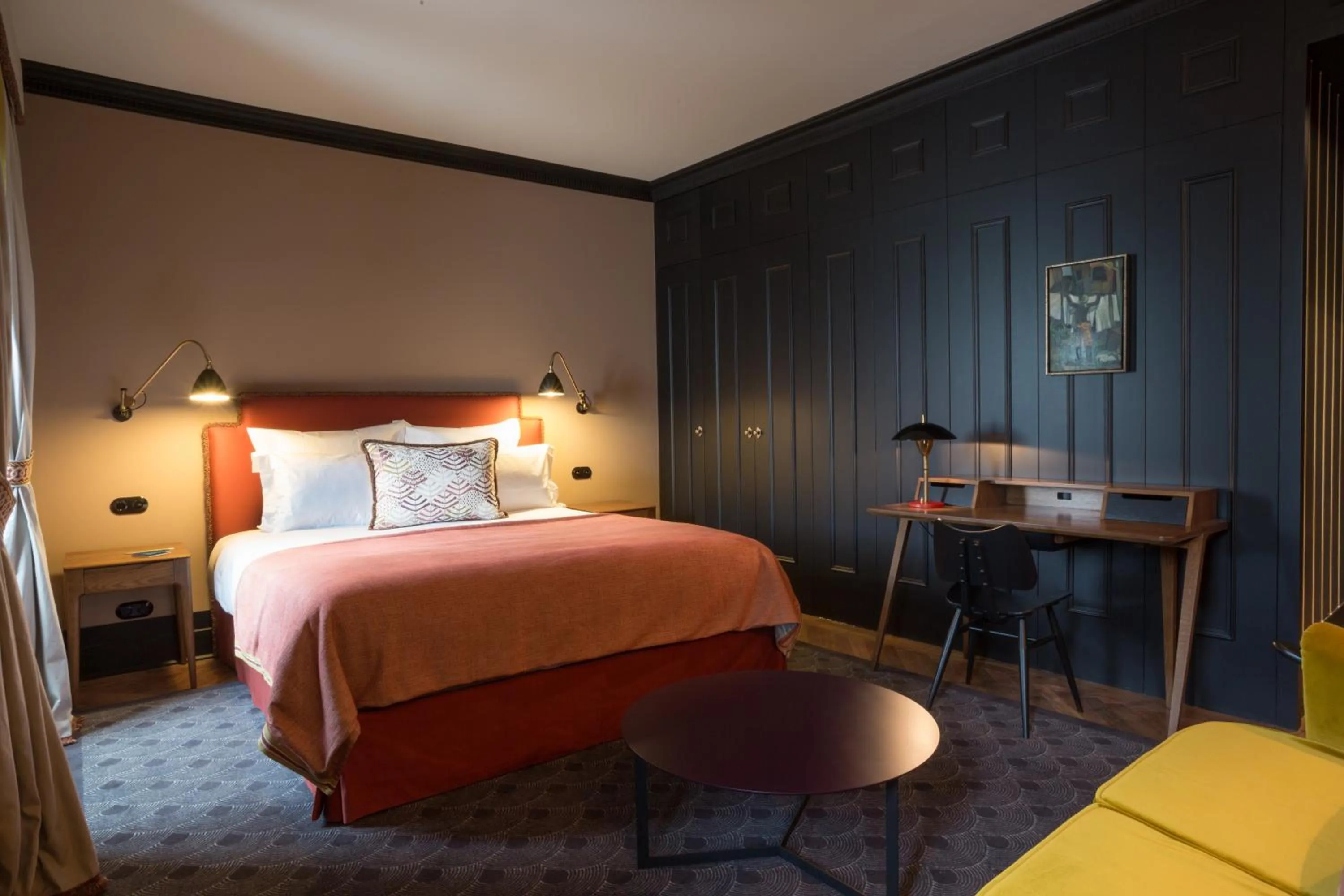 Bedroom, Bed in Valverde Lisboa Hotel & Garden - Relais & Chateaux