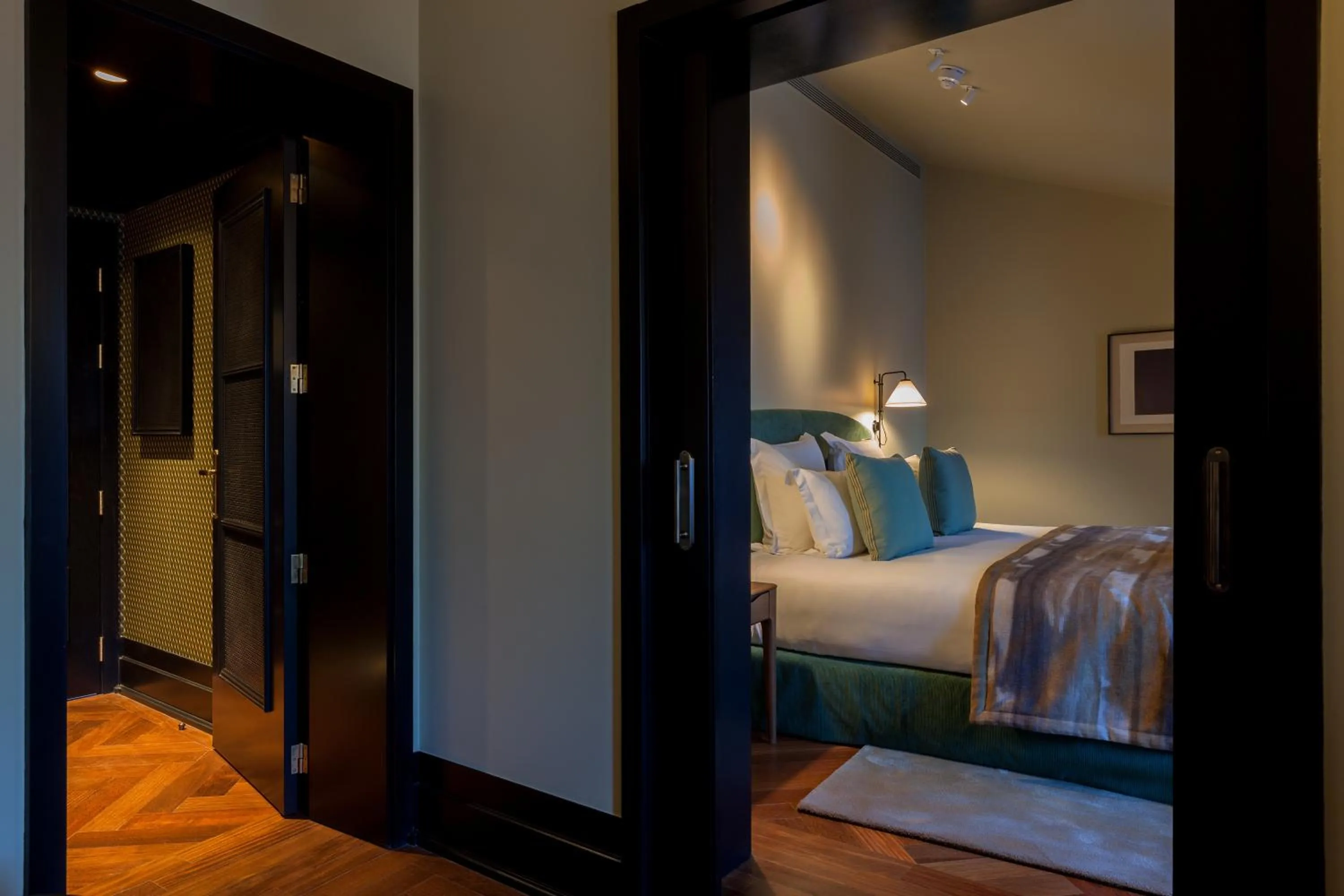 Bedroom, Bed in Valverde Lisboa Hotel & Garden - Relais & Chateaux