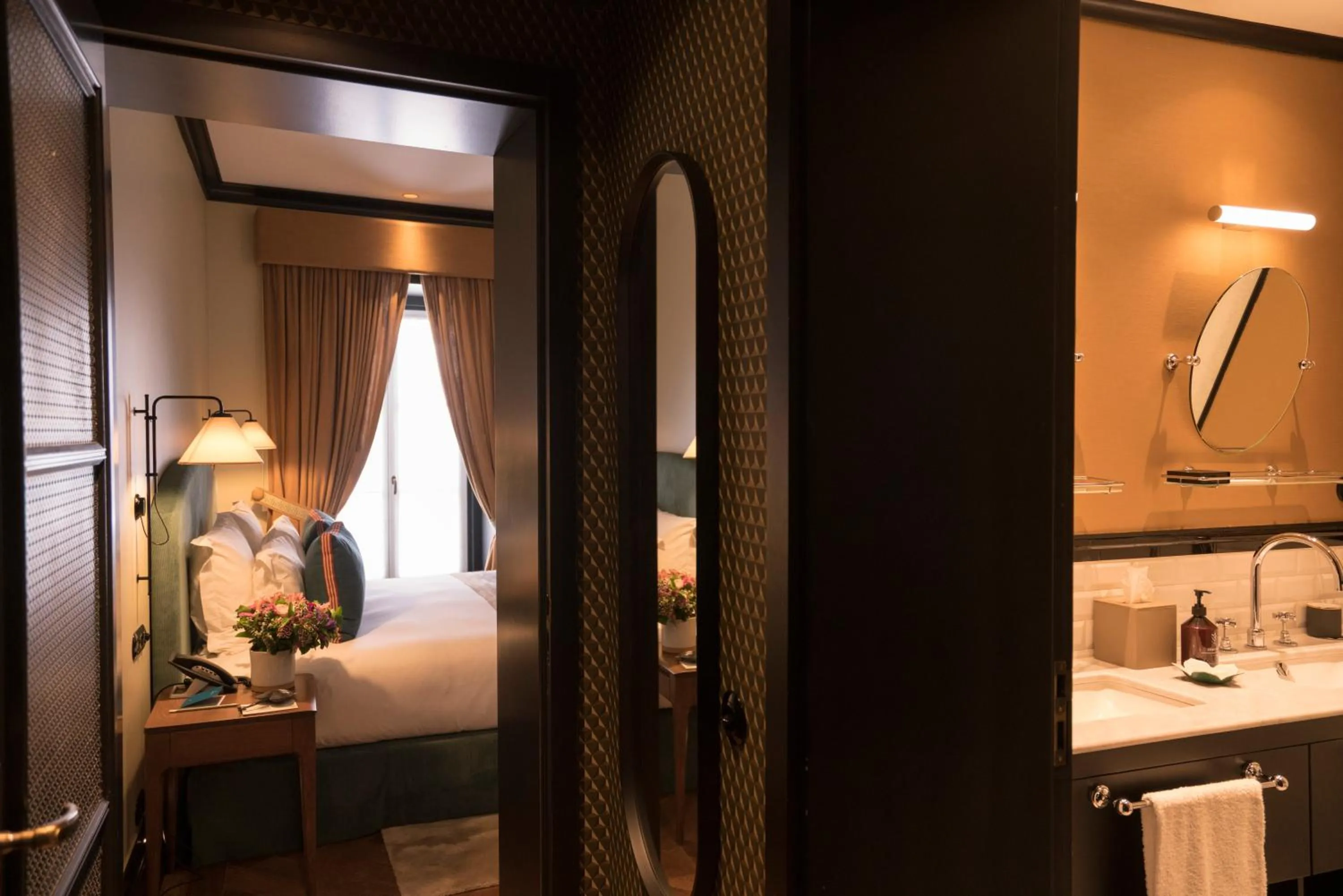 Bedroom, Bed in Valverde Lisboa Hotel & Garden - Relais & Chateaux