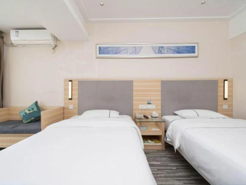 Bed in City Comfort Inn Chengdu Giant Panda Base