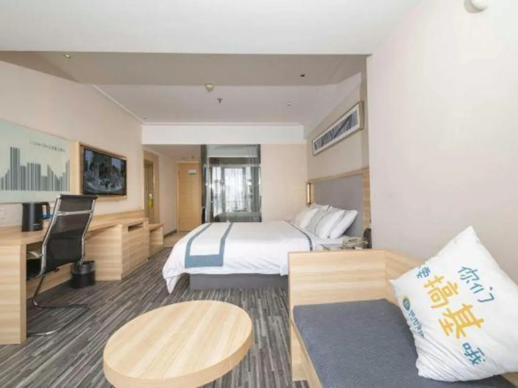 Bed in City Comfort Inn Chengdu Giant Panda Base