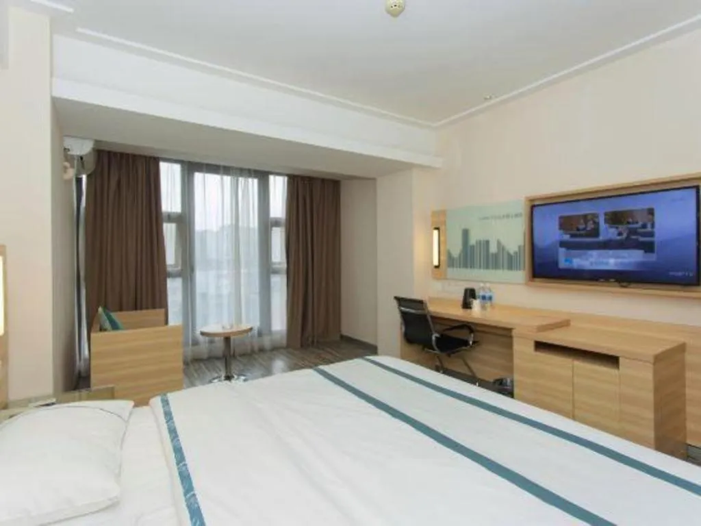 Bed in City Comfort Inn Chengdu Giant Panda Base