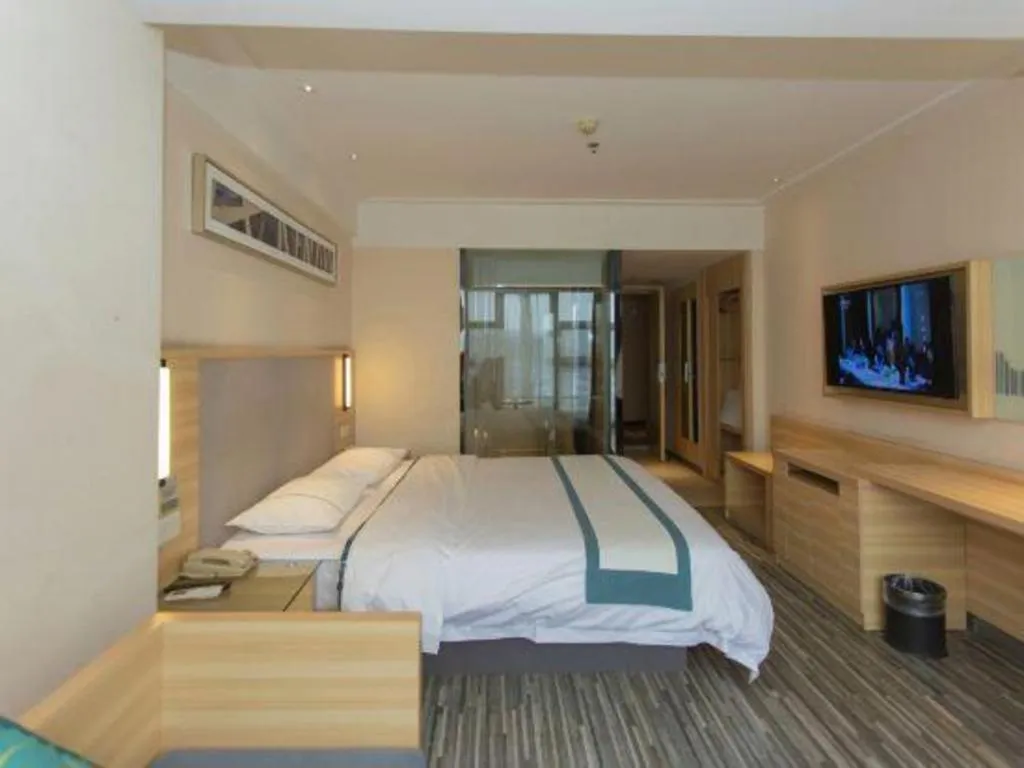 Bed in City Comfort Inn Chengdu Giant Panda Base