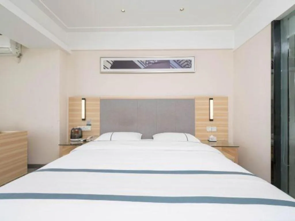 Bed in City Comfort Inn Chengdu Giant Panda Base