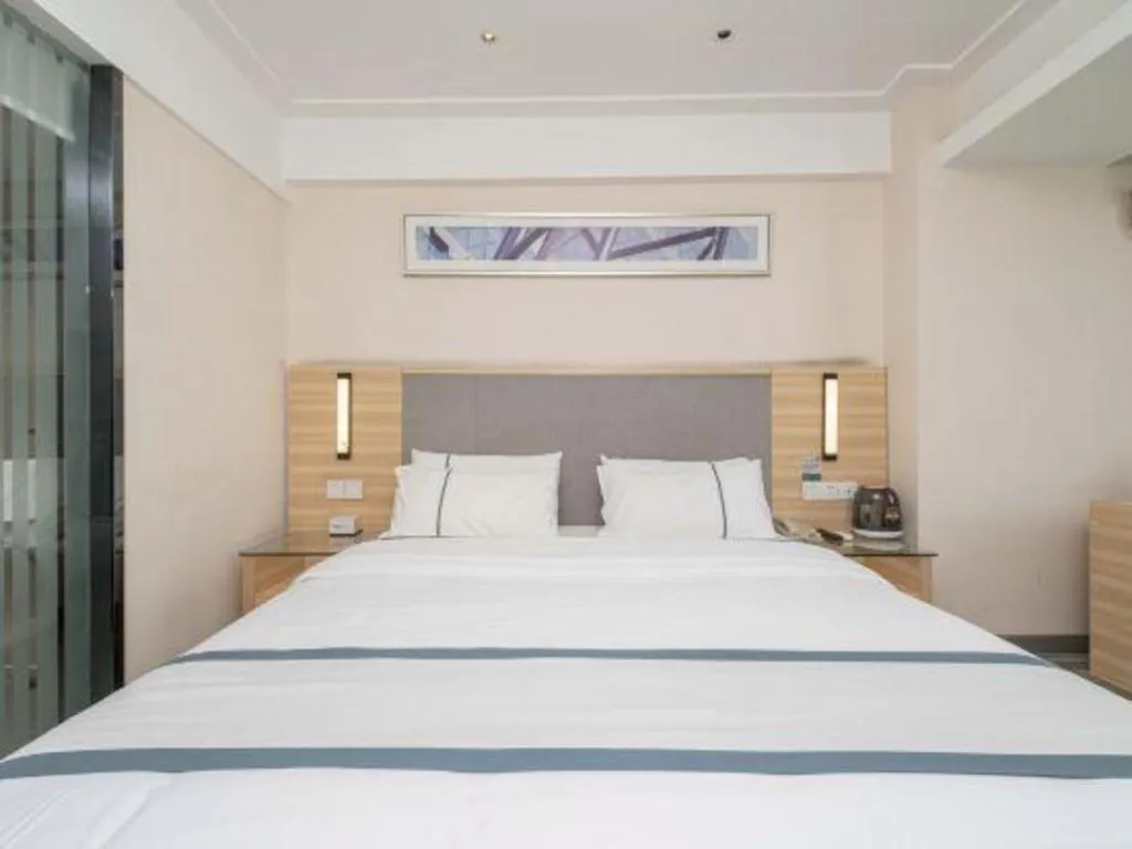 Bed in City Comfort Inn Chengdu Giant Panda Base