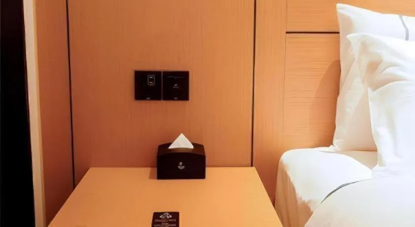 Bed in City Comfort Inn Honghu Shopping Park Bao'an Plaza