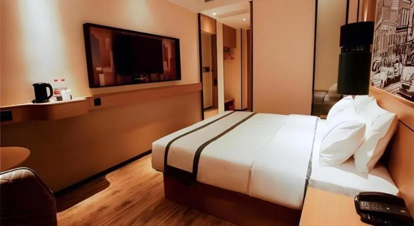 Bed in City Comfort Inn Honghu Shopping Park Bao'an Plaza