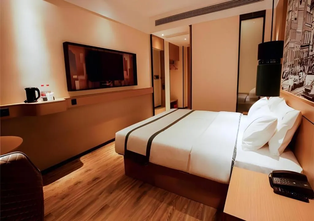 Bed in City Comfort Inn Honghu Shopping Park Bao'an Plaza