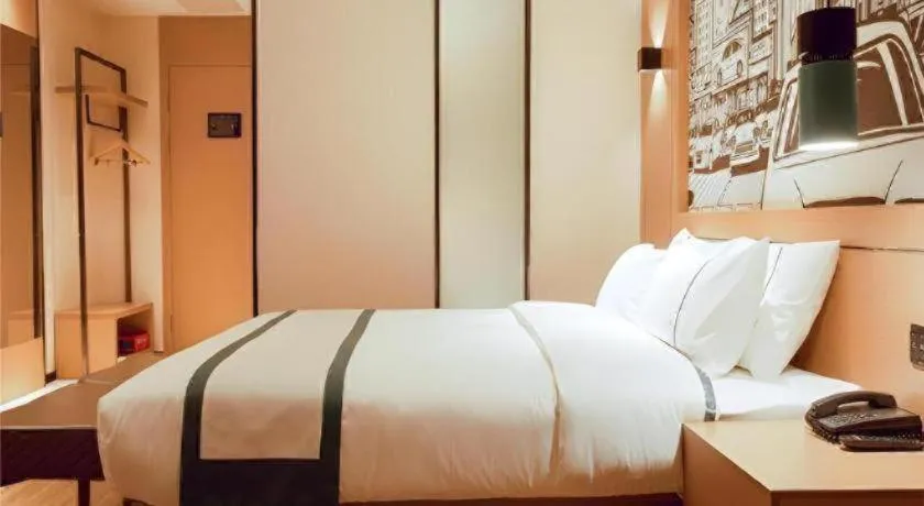 Bed in City Comfort Inn Honghu Shopping Park Bao'an Plaza