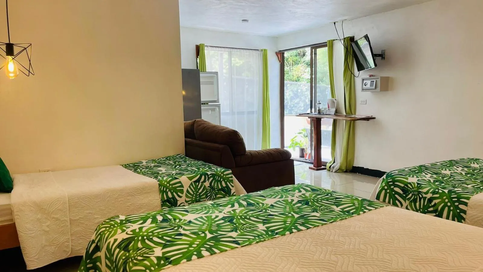 Photo of the whole room, Bed in Freddy`s Place B&B