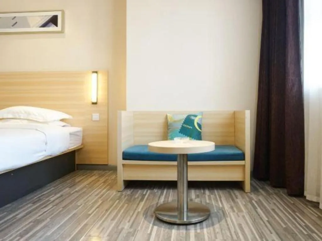 Bed in City Comfort Inn Dongguan Shijie Jiarong Shopping Plaza