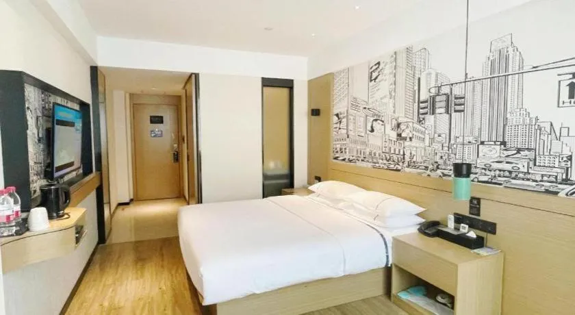 Bed in City Comfort Inn Wuzhou High-speed Railway Station Canghai Lake Park
